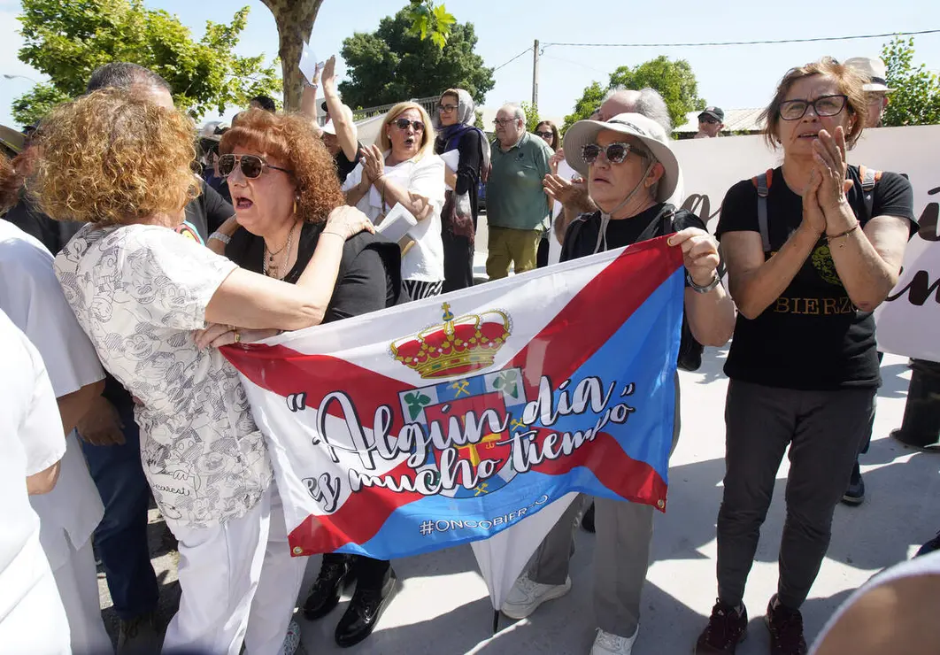 Concentraci&oacute;n &lsquo;T&uacute; decides, callar no cura&rsquo;, convocada por la plataforma OncoBierzo frente al hospital El Bierzo de Ponferrada
