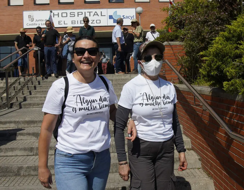 Concentraci&oacute;n &lsquo;T&uacute; decides, callar no cura&rsquo;, convocada por la plataforma OncoBierzo frente al hospital El Bierzo de Ponferrada