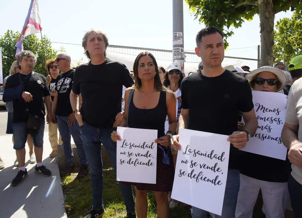 Concentraci&oacute;n &lsquo;T&uacute; decides, callar no cura&rsquo;, convocada por la plataforma OncoBierzo frente al hospital El Bierzo de Ponferrada
