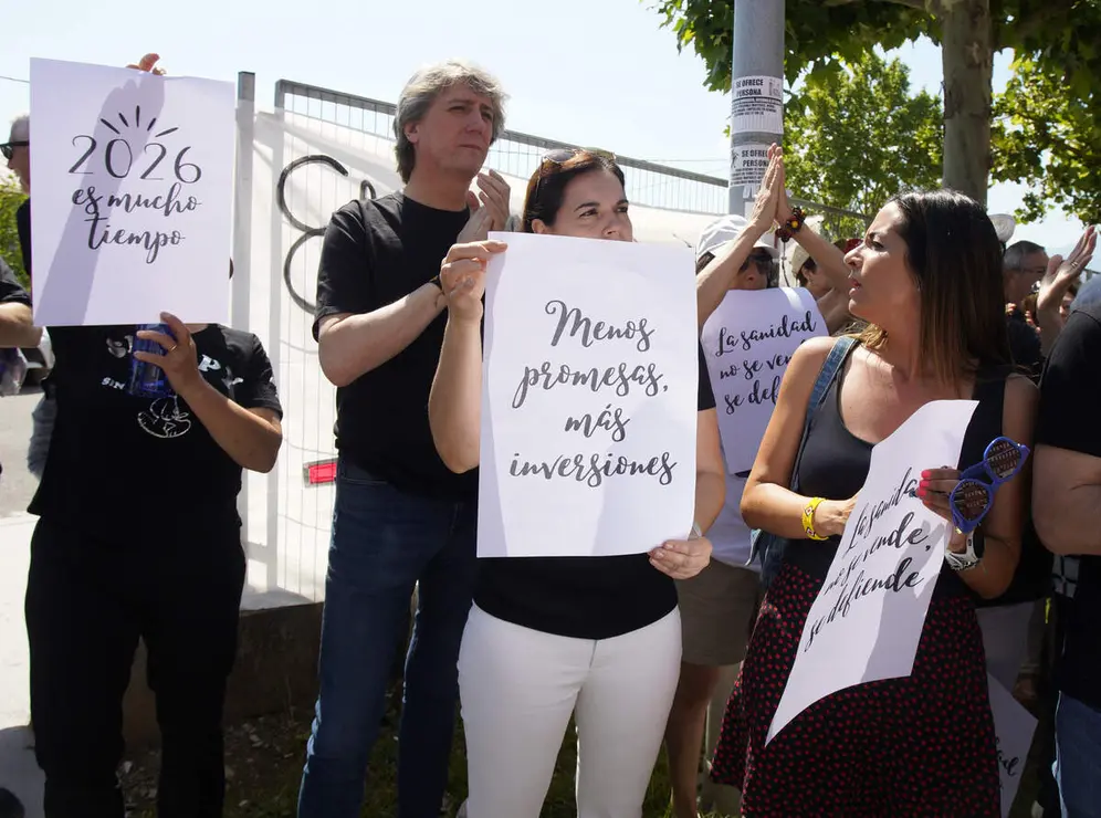 Concentraci&oacute;n &lsquo;T&uacute; decides, callar no cura&rsquo;, convocada por la plataforma OncoBierzo frente al hospital El Bierzo de Ponferrada