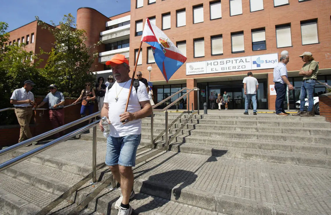 Concentraci&oacute;n &lsquo;T&uacute; decides, callar no cura&rsquo;, convocada por la plataforma OncoBierzo frente al hospital El Bierzo de Ponferrada