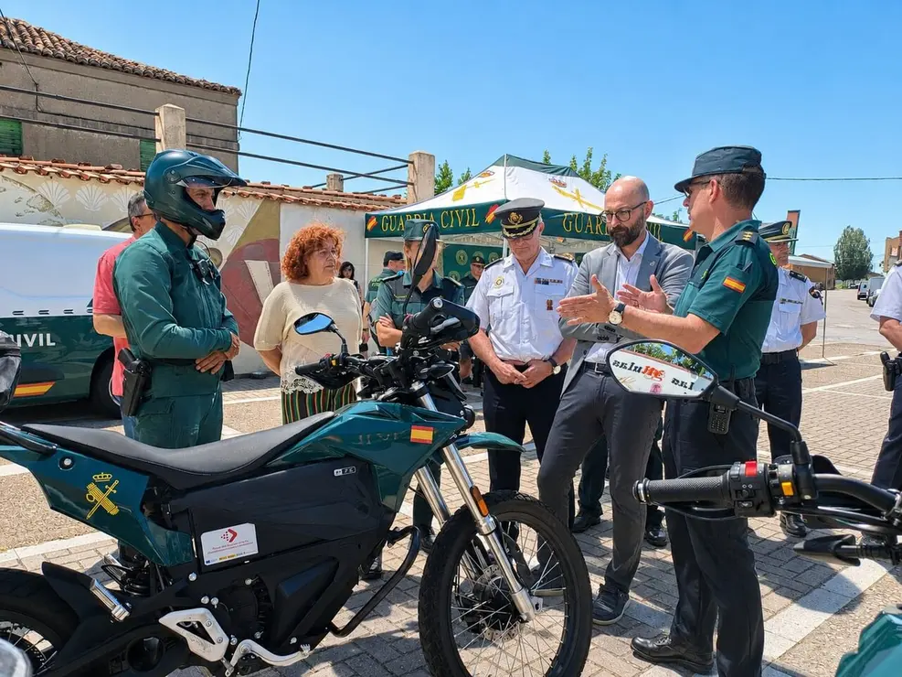 El Gobierno central ha activado en Le&oacute;n el dispositivo especial de seguridad del Camino de Santiago incluido en el Plan Seguridad Jacobea 2026, integrado a su vez en el Plan Turismo Seguro 2024-2027 del Ministerio del Interior. En la imagen, la presentaci&oacute;n en la localidad de Mansilla de las Mulas.