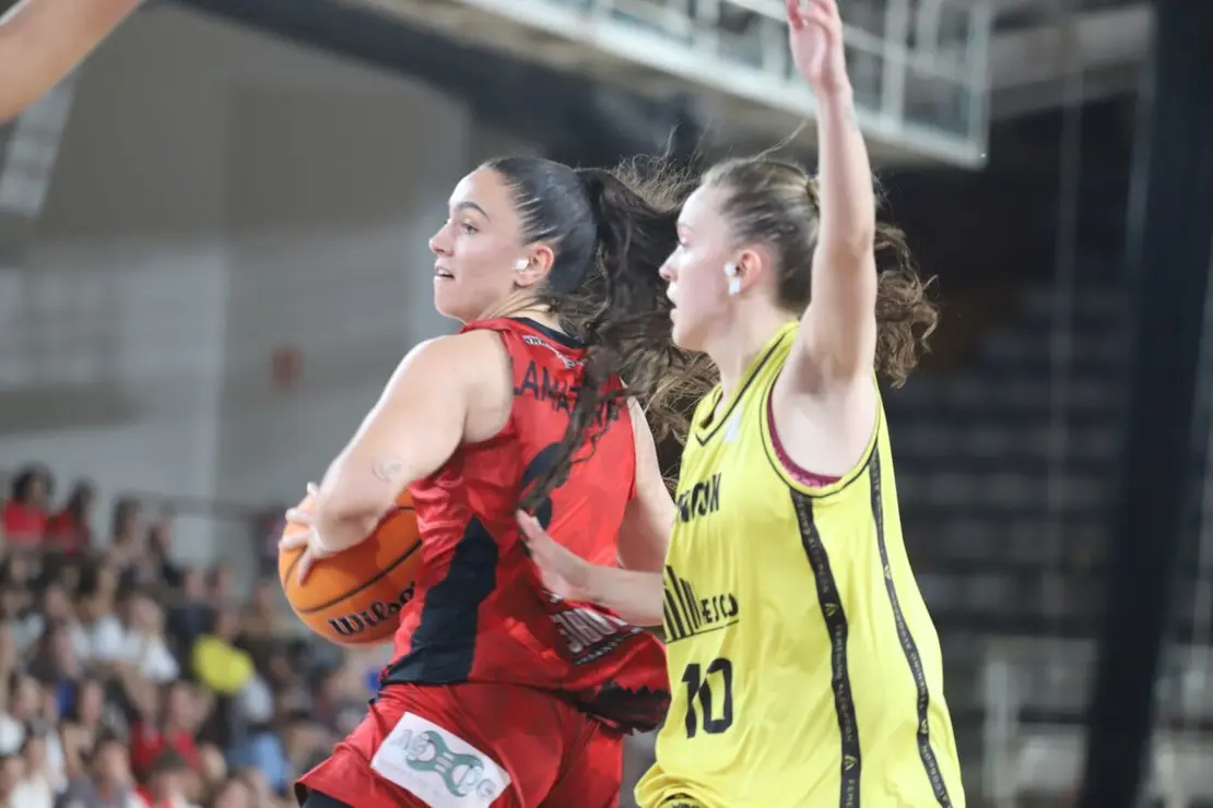 El Baloncesto Femenino Le&oacute;n dio este s&aacute;bado un golpe de autoridad en la final por el ascenso a la Liga Femenina Challenge. El equipo leon&eacute;s se impuso con claridad al Esco Grupo Femenino Alcorc&oacute;n (76-57) en el Palacio de Deportes de Le&oacute;n. Fotos: Isaac Llamazares