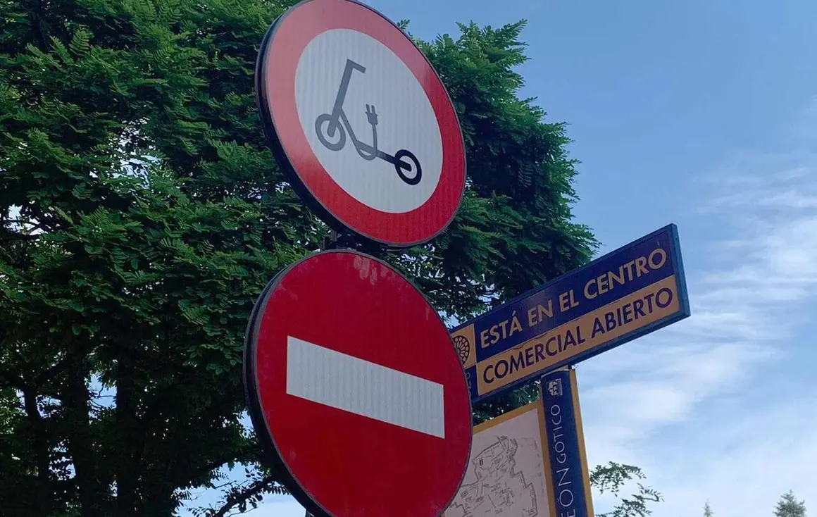La instalaci&oacute;n de nueva se&ntilde;alizaci&oacute;n impide circular con veh&iacute;culos de movilidad personal en varios puntos de alta afluencia peatonal, donde deber&aacute;n desplazarse a pie.