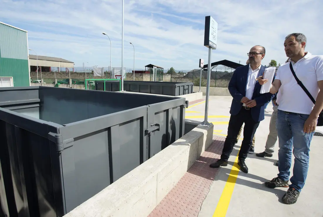 El alcalde de Ponferrada, Marco Morala, durante la presentaci&oacute;n de las mejoras del Punto Limpio