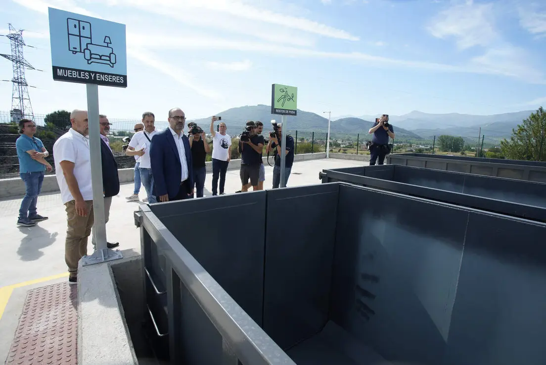 El alcalde de Ponferrada, Marco Morala, durante la presentaci&oacute;n de las mejoras del Punto Limpio