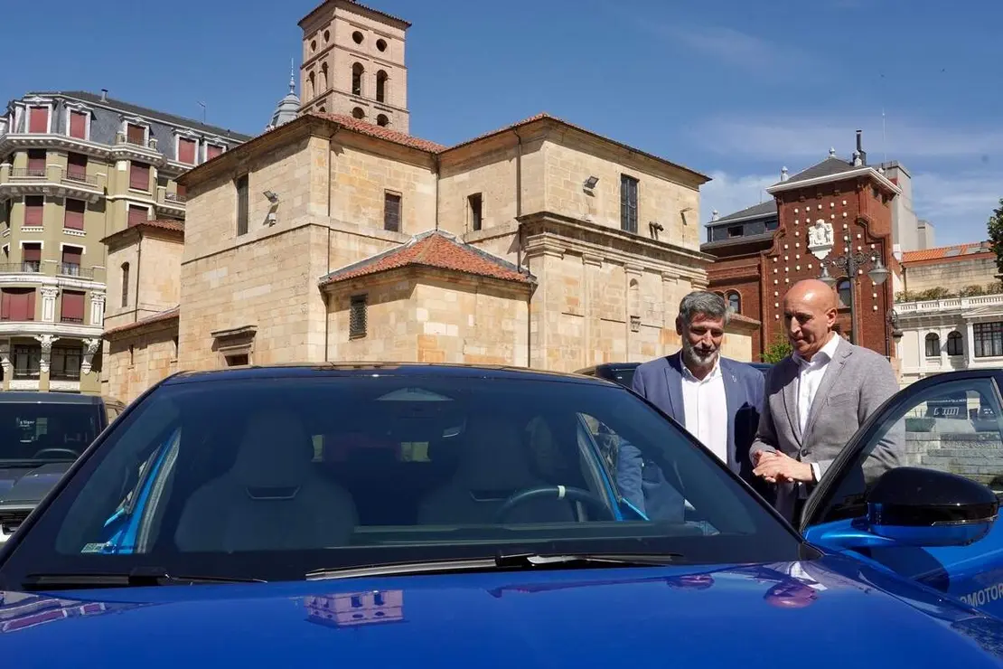 El presidente del C&iacute;rculo Empresarial Leon&eacute;s, Julio C&eacute;sar &Aacute;lvarez, el de la Asociaci&oacute;n de Concesionarios Oficiales de Le&oacute;n, Roberto Rodr&iacute;guez, y el alcalde de Le&oacute;n, Jos&eacute; Antonio Diez, presentan la d&eacute;cima edici&oacute;n del Sal&oacute;n del Veh&iacute;culo Nuevo Acole-Cel