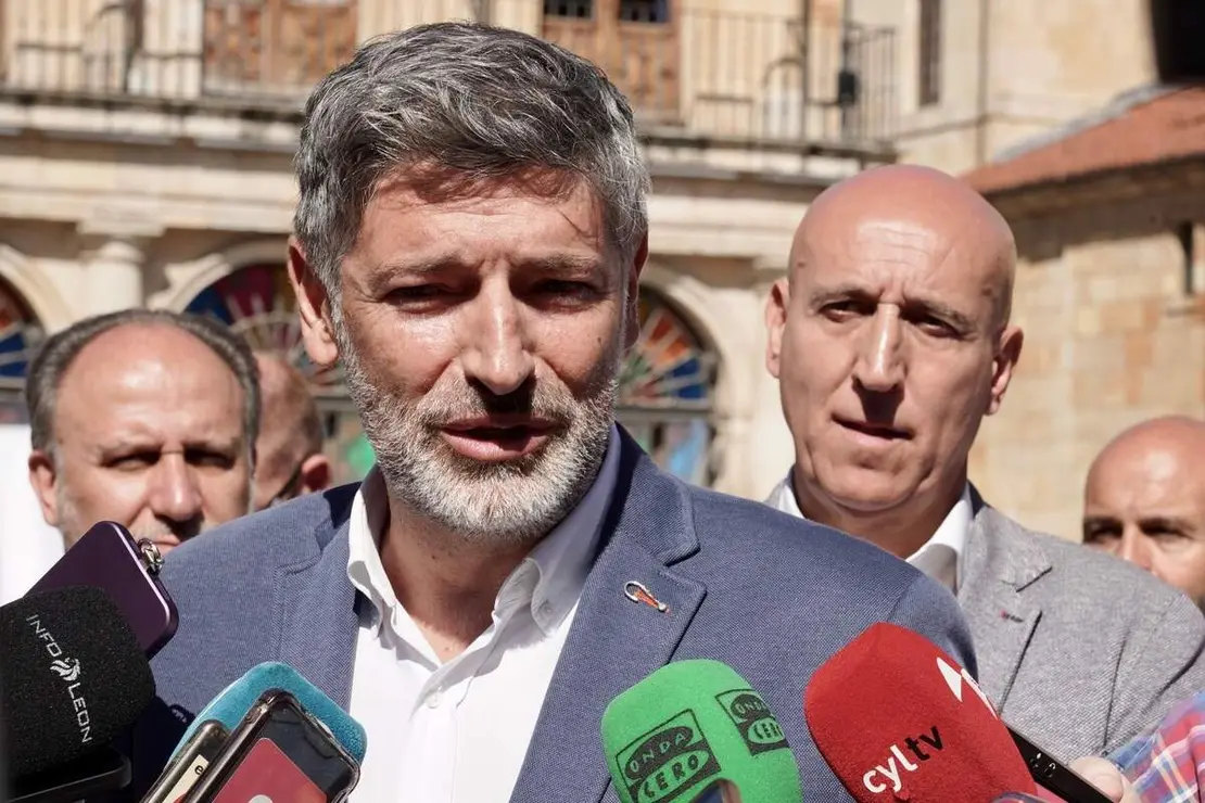 El presidente del C&iacute;rculo Empresarial Leon&eacute;s, Julio C&eacute;sar &Aacute;lvarez, el de la Asociaci&oacute;n de Concesionarios Oficiales de Le&oacute;n, Roberto Rodr&iacute;guez, y el alcalde de Le&oacute;n, Jos&eacute; Antonio Diez, presentan la d&eacute;cima edici&oacute;n del Sal&oacute;n del Veh&iacute;culo Nuevo Acole-Cel