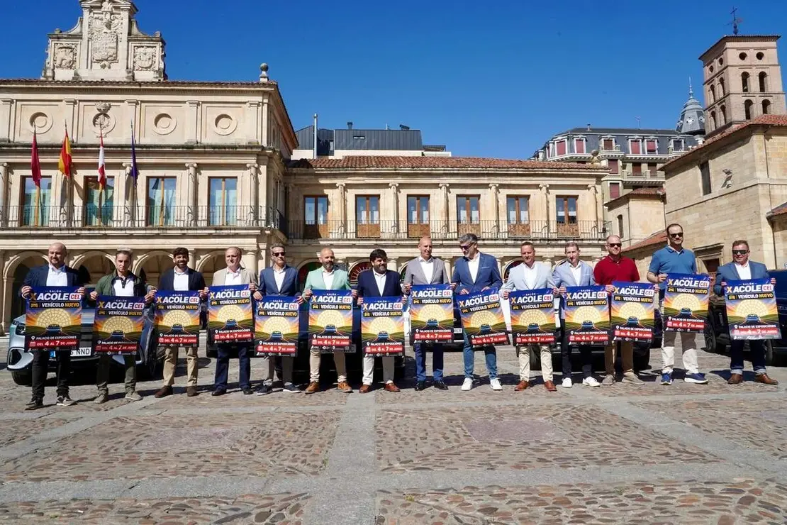 El presidente del C&iacute;rculo Empresarial Leon&eacute;s, Julio C&eacute;sar &Aacute;lvarez, el de la Asociaci&oacute;n de Concesionarios Oficiales de Le&oacute;n, Roberto Rodr&iacute;guez, y el alcalde de Le&oacute;n, Jos&eacute; Antonio Diez, presentan la d&eacute;cima edici&oacute;n del Sal&oacute;n del Veh&iacute;culo Nuevo Acole-Cel