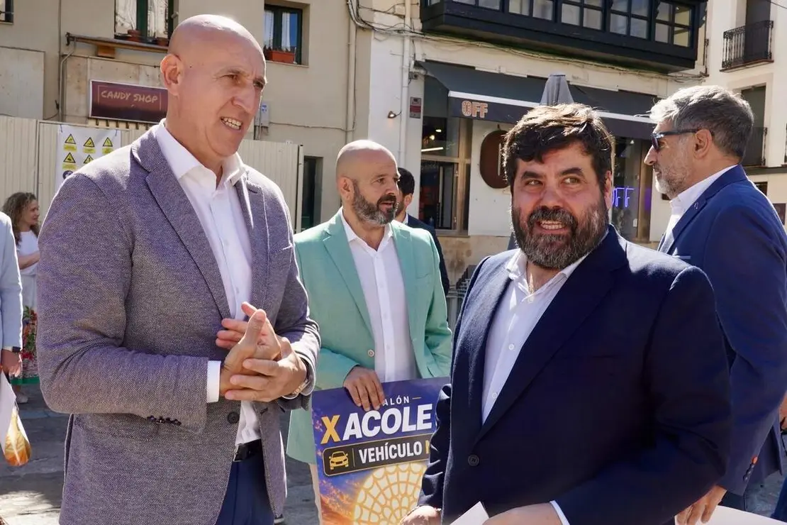 El presidente del C&iacute;rculo Empresarial Leon&eacute;s, Julio C&eacute;sar &Aacute;lvarez, el de la Asociaci&oacute;n de Concesionarios Oficiales de Le&oacute;n, Roberto Rodr&iacute;guez, y el alcalde de Le&oacute;n, Jos&eacute; Antonio Diez, presentan la d&eacute;cima edici&oacute;n del Sal&oacute;n del Veh&iacute;culo Nuevo Acole-Cel