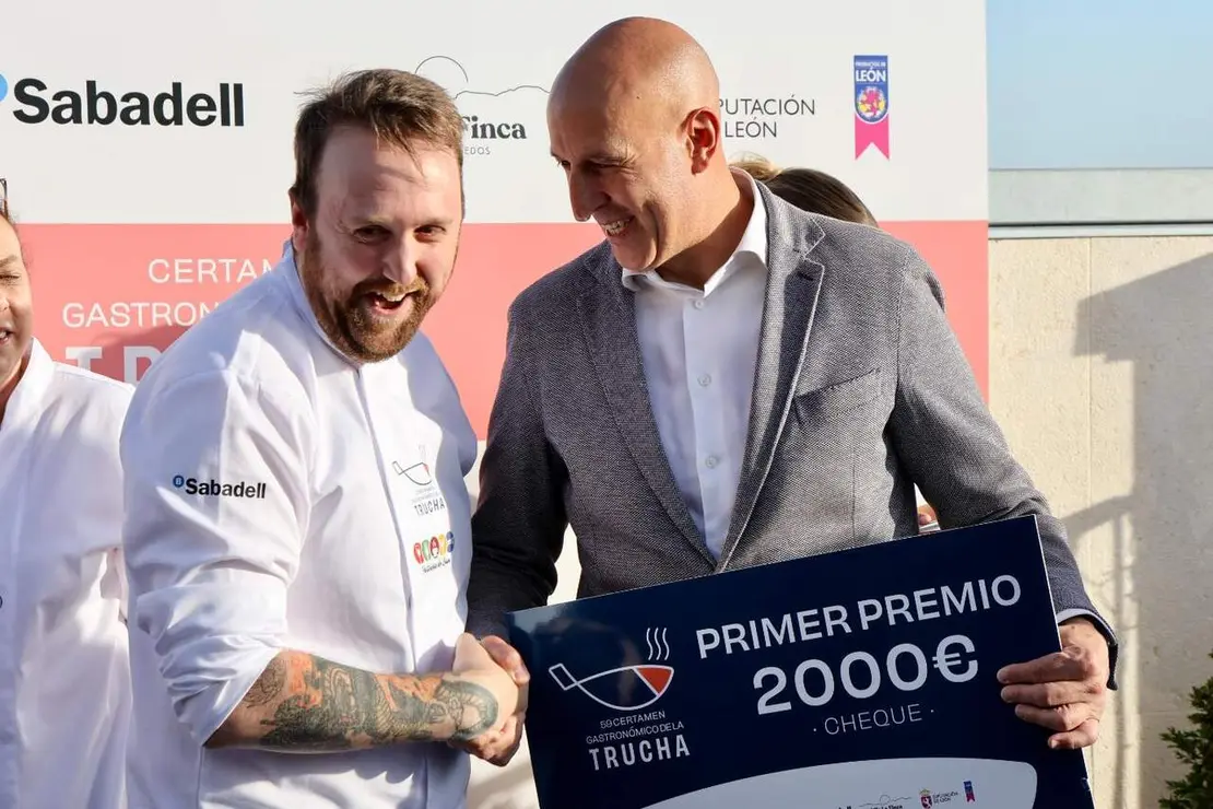 El restaurante Azul Mediterre&aacute;no, situado en Valladolid, se convirti&oacute; este lunes en el ganador de la 59 edici&oacute;n del Certamen Gastron&oacute;mico de la Trucha con una elaboraci&oacute;n &lsquo;Trucha en adobo&rsquo; que le permiti&oacute; imponerse al resto de once restaurantes finalistas. Fotos: Campillo | M.A. Garc&iacute;a
