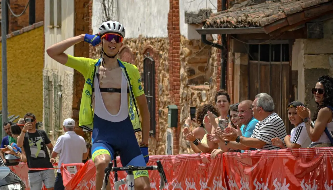 El corredor del Sanse se impone en Garrafe de Tor&iacute;o tras una escapada en solitario y lidera el dominio de su equipo en una prueba marcada por la participaci&oacute;n, la afluencia de p&uacute;blico y la impecable organizaci&oacute;n.