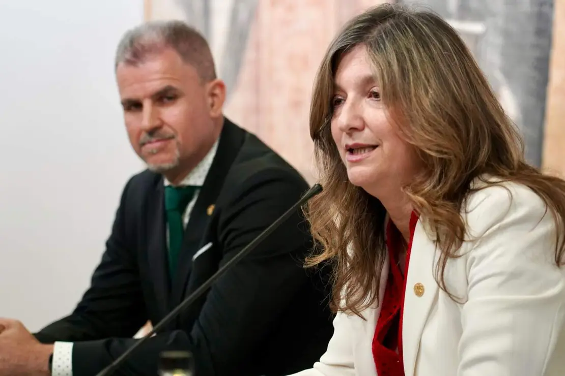 La rectora de la ULE, Nuria Gonz&aacute;lez, informa sobre la implantaci&oacute;n del Grado en Medicina junto a parte de su equipo de gobierno, este martes. Foto: Campillo.