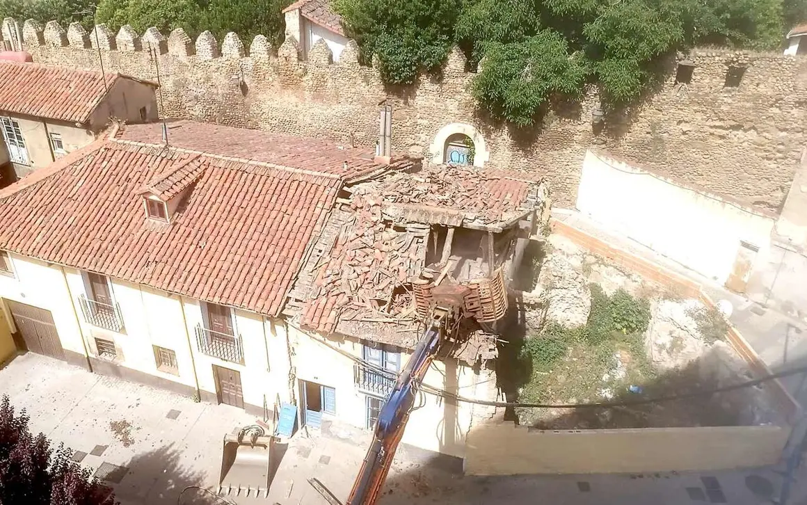 Las demoliciones destapan la antecerca en la plaza del Ca&ntilde;o de Santa Ana tras el derribo de un segundo inmueble expropiado.