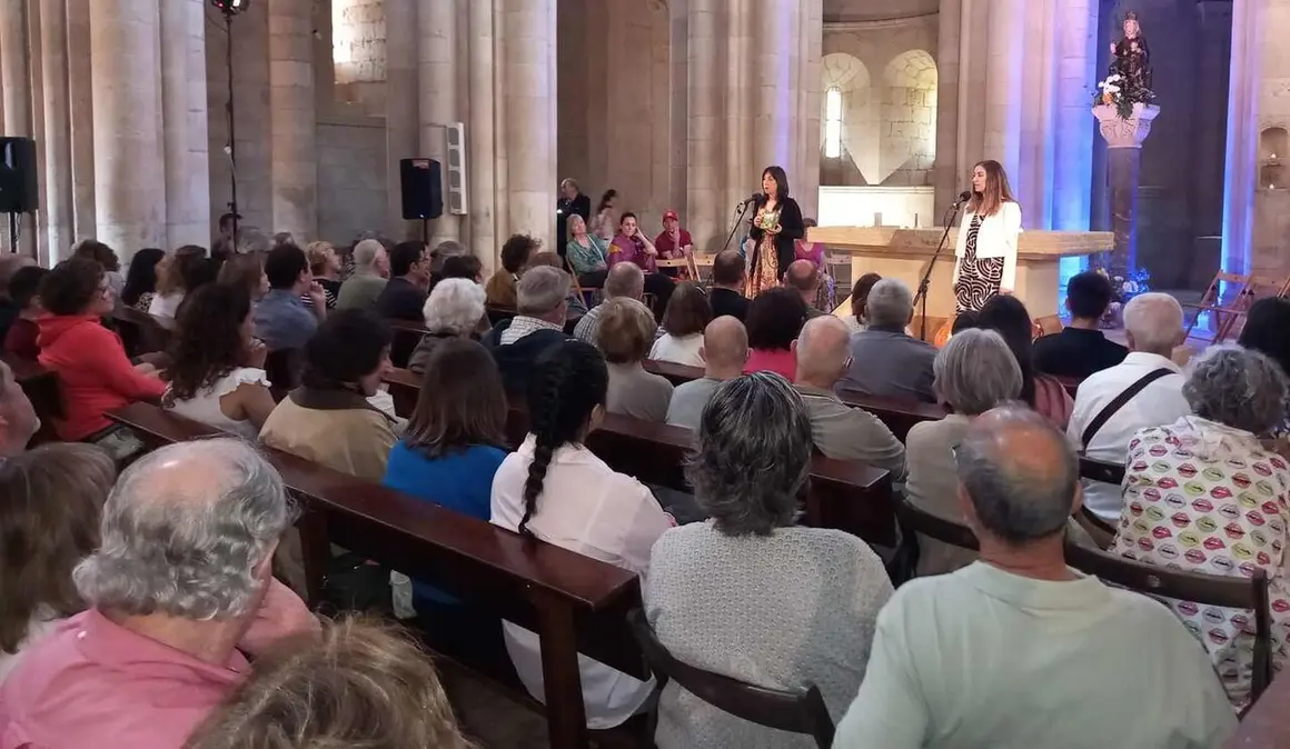 El I Festival Ruta de los Monasterios volvi&oacute; a registrar una notable respuesta del p&uacute;blico en su tercera propuesta musical. Cerca de 300 personas asistieron el pasado s&aacute;bado al concierto ofrecido por el d&uacute;o Tsacianiegas en el Monasterio de Santa Mar&iacute;a la Real de Gradefes