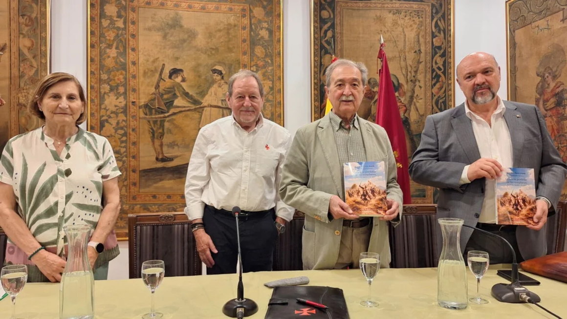 La Casa de Le&oacute;n en Madrid fue escenario este martes de la presentaci&oacute;n de Cr&oacute;nicas perdidas de los templarios. Entre la espada y la cruz, un volumen publicado por Sial Pigmali&oacute;n que re&uacute;ne textos de nueve autores.