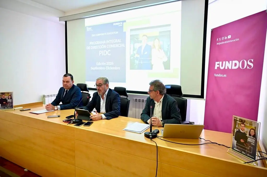 El director general de la Fundaci&oacute;n Obra Social de Castilla y Le&oacute;n, Jos&eacute; Mar&iacute;a Viejo; el presidente de la C&aacute;mara de Comercio de Le&oacute;n, Javier Vega, y el director del Programa Integral de Direcci&oacute;n Comercial de la ESIC Business &amp; Marketing School, Doroteo Gonz&aacute;lez Pastor, presentan un acuerdo de colaboraci&oacute;n