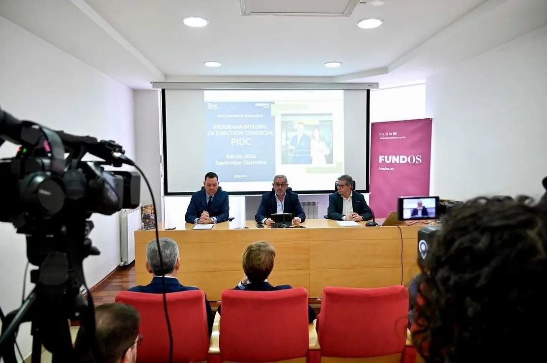 El director general de la Fundaci&oacute;n Obra Social de Castilla y Le&oacute;n, Jos&eacute; Mar&iacute;a Viejo; el presidente de la C&aacute;mara de Comercio de Le&oacute;n, Javier Vega, y el director del Programa Integral de Direcci&oacute;n Comercial de la ESIC Business &amp; Marketing School, Doroteo Gonz&aacute;lez Pastor, presentan un acuerdo de colaboraci&oacute;n