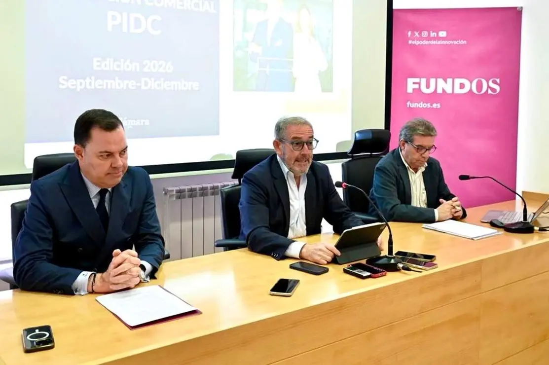 El director general de la Fundaci&oacute;n Obra Social de Castilla y Le&oacute;n, Jos&eacute; Mar&iacute;a Viejo; el presidente de la C&aacute;mara de Comercio de Le&oacute;n, Javier Vega, y el director del Programa Integral de Direcci&oacute;n Comercial de la ESIC Business &amp; Marketing School, Doroteo Gonz&aacute;lez Pastor, presentan un acuerdo de colaboraci&oacute;n