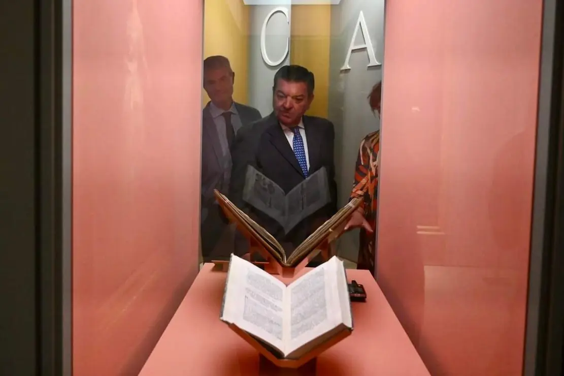 El consejero en funciones de la Presidencia, Luis Miguel Gonz&aacute;lez Gago, visita la exposici&oacute;n &lsquo;Reina Ella. Urraca I de Le&oacute;n (1109-1126)&rsquo;