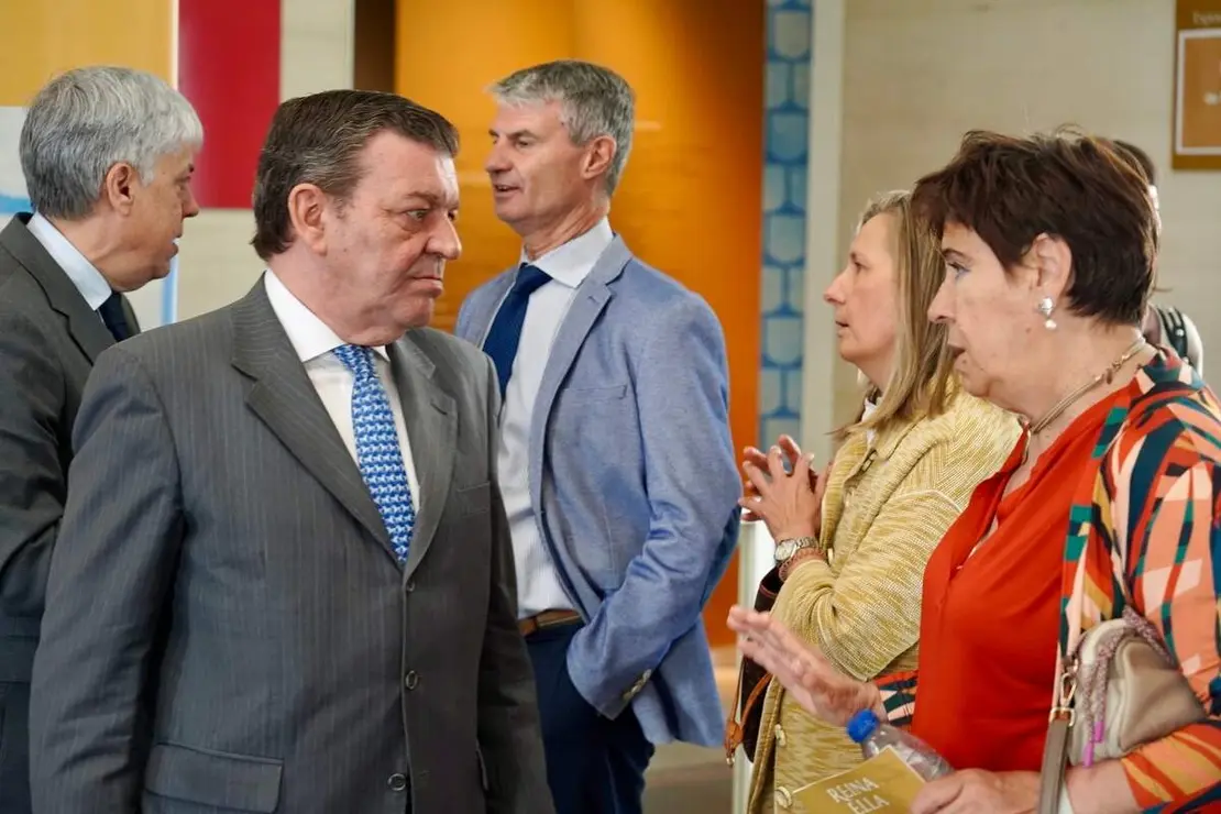 El consejero en funciones de la Presidencia, Luis Miguel Gonz&aacute;lez Gago, visita la exposici&oacute;n &lsquo;Reina Ella. Urraca I de Le&oacute;n (1109-1126)&rsquo;