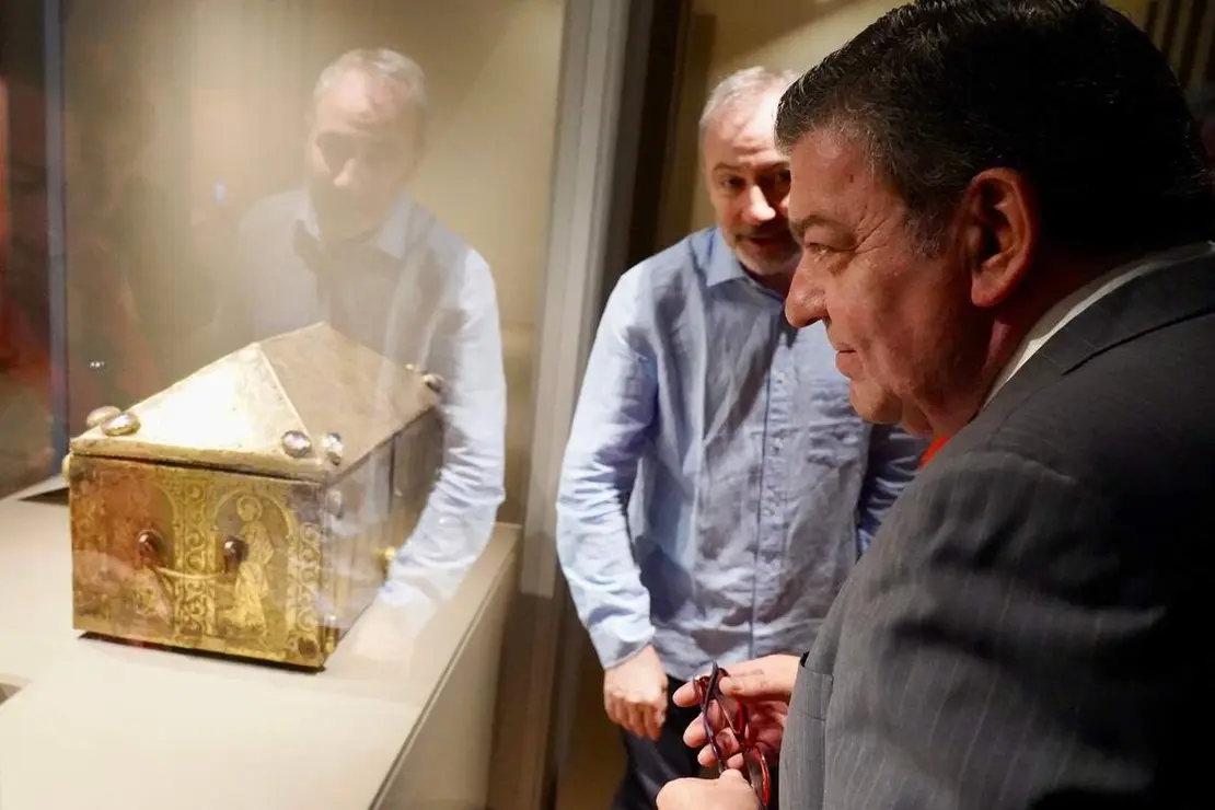 El consejero en funciones de la Presidencia, Luis Miguel Gonz&aacute;lez Gago, visita la exposici&oacute;n &lsquo;Reina Ella. Urraca I de Le&oacute;n (1109-1126)&rsquo;