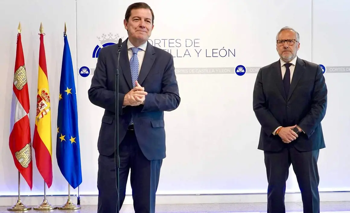 El presidente del Partido Popular de Castilla y Le&oacute;n, Alfonso Fern&aacute;ndez Ma&ntilde;ueco, y el portavoz de Vox, Carlos Poll&aacute;n, informan sobre el acuerdo de gobierno entre las dos formaciones pol&iacute;ticas. Fotos: Miriam Chac&oacute;n