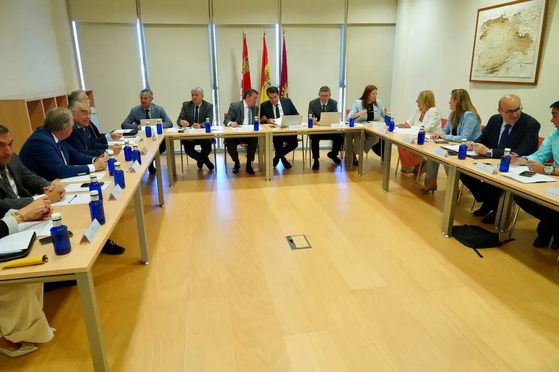 Los consejeros en funciones de la Presidencia, Luis Miguel Gonz&aacute;lez Gago, y de Medio Ambiente, Vivienda y Ordenaci&oacute;n del Territorio, Juan Carlos Su&aacute;rez-Qui&ntilde;ones, presentan la campa&ntilde;a de incendios forestales para el a&ntilde;o 2026 en la Comisi&oacute;n General de Coordinaci&oacute;n Territorial