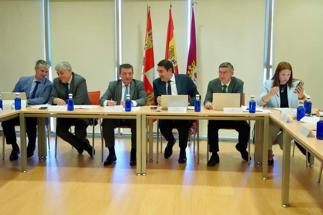 Los consejeros en funciones de la Presidencia, Luis Miguel Gonz&aacute;lez Gago, y de Medio Ambiente, Vivienda y Ordenaci&oacute;n del Territorio, Juan Carlos Su&aacute;rez-Qui&ntilde;ones, presentan la campa&ntilde;a de incendios forestales para el a&ntilde;o 2026 en la Comisi&oacute;n General de Coordinaci&oacute;n Territorial