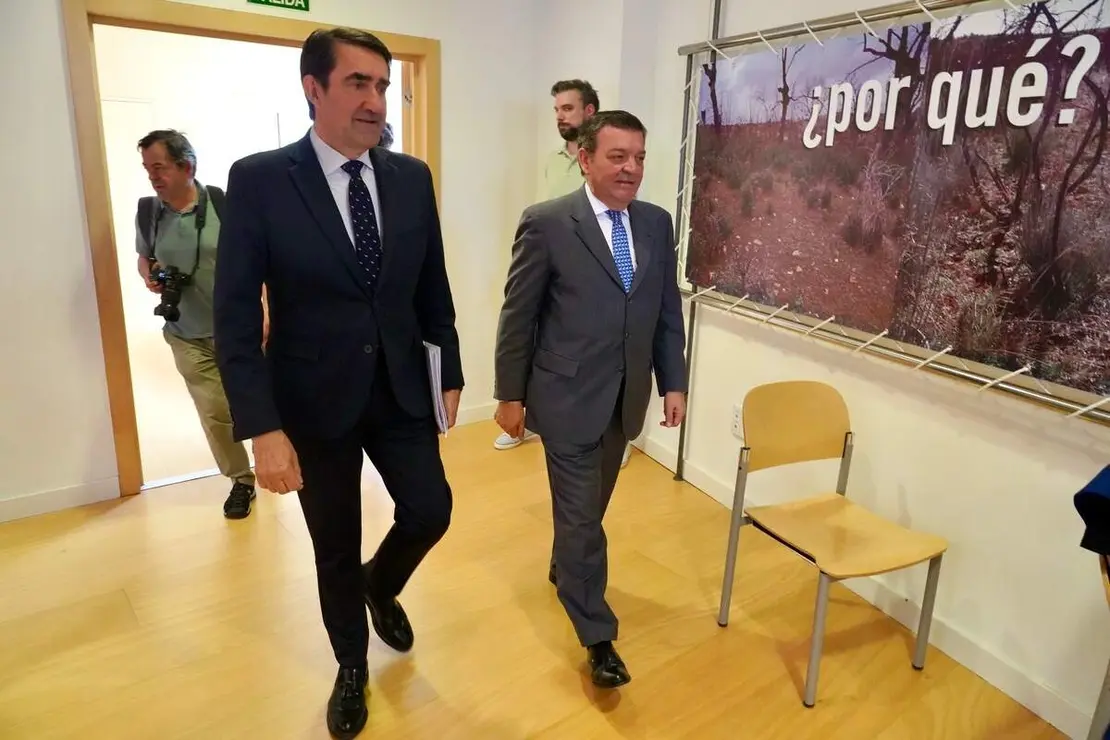 Los consejeros en funciones de la Presidencia, Luis Miguel Gonz&aacute;lez Gago, y de Medio Ambiente, Vivienda y Ordenaci&oacute;n del Territorio, Juan Carlos Su&aacute;rez-Qui&ntilde;ones, presentan la campa&ntilde;a de incendios forestales para el a&ntilde;o 2026 en la Comisi&oacute;n General de Coordinaci&oacute;n Territorial
