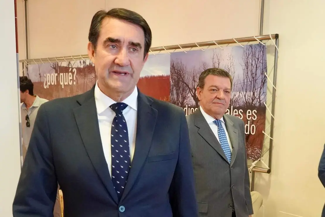 Los consejeros en funciones de la Presidencia, Luis Miguel Gonz&aacute;lez Gago, y de Medio Ambiente, Vivienda y Ordenaci&oacute;n del Territorio, Juan Carlos Su&aacute;rez-Qui&ntilde;ones, presentan la campa&ntilde;a de incendios forestales para el a&ntilde;o 2026 en la Comisi&oacute;n General de Coordinaci&oacute;n Territorial