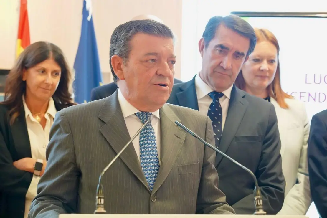 Los consejeros en funciones de la Presidencia, Luis Miguel Gonz&aacute;lez Gago, y de Medio Ambiente, Vivienda y Ordenaci&oacute;n del Territorio, Juan Carlos Su&aacute;rez-Qui&ntilde;ones, presentan la campa&ntilde;a de incendios forestales para el a&ntilde;o 2026 en la Comisi&oacute;n General de Coordinaci&oacute;n Territorial