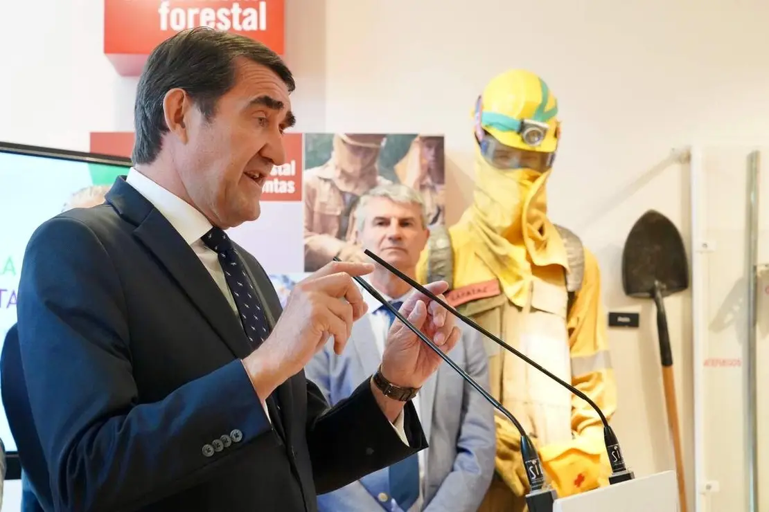 Los consejeros en funciones de la Presidencia, Luis Miguel Gonz&aacute;lez Gago, y de Medio Ambiente, Vivienda y Ordenaci&oacute;n del Territorio, Juan Carlos Su&aacute;rez-Qui&ntilde;ones, presentan la campa&ntilde;a de incendios forestales para el a&ntilde;o 2026 en la Comisi&oacute;n General de Coordinaci&oacute;n Territorial