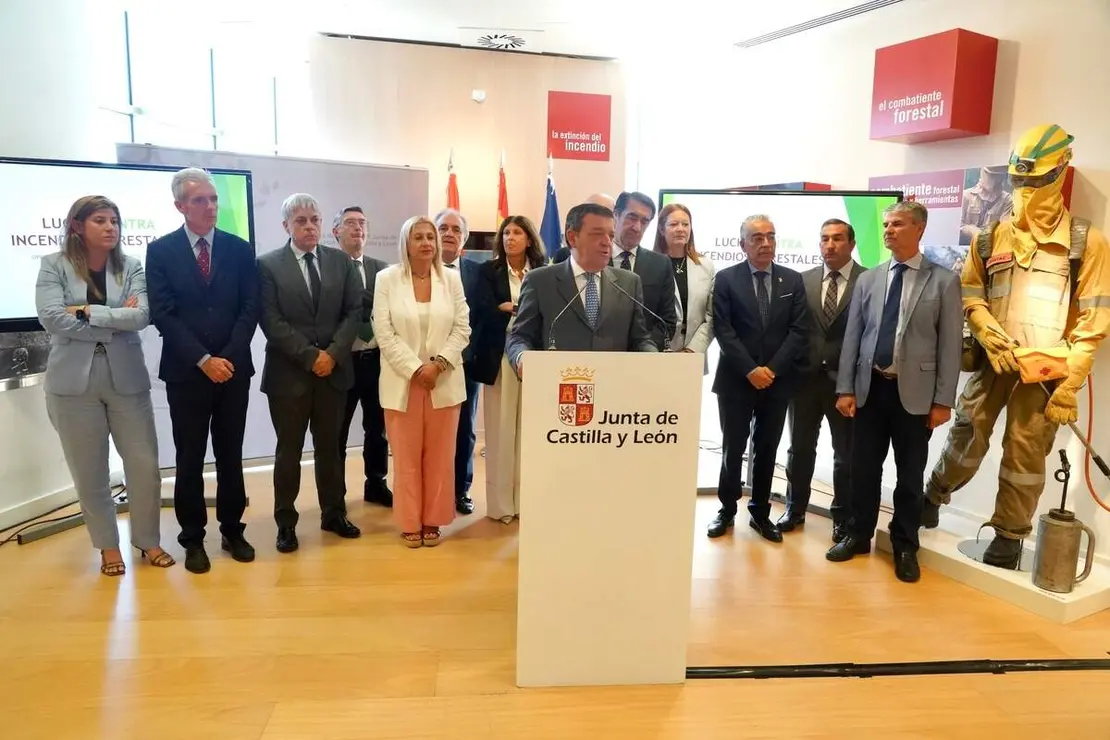 Los consejeros en funciones de la Presidencia, Luis Miguel Gonz&aacute;lez Gago, y de Medio Ambiente, Vivienda y Ordenaci&oacute;n del Territorio, Juan Carlos Su&aacute;rez-Qui&ntilde;ones, presentan la campa&ntilde;a de incendios forestales para el a&ntilde;o 2026 en la Comisi&oacute;n General de Coordinaci&oacute;n Territorial