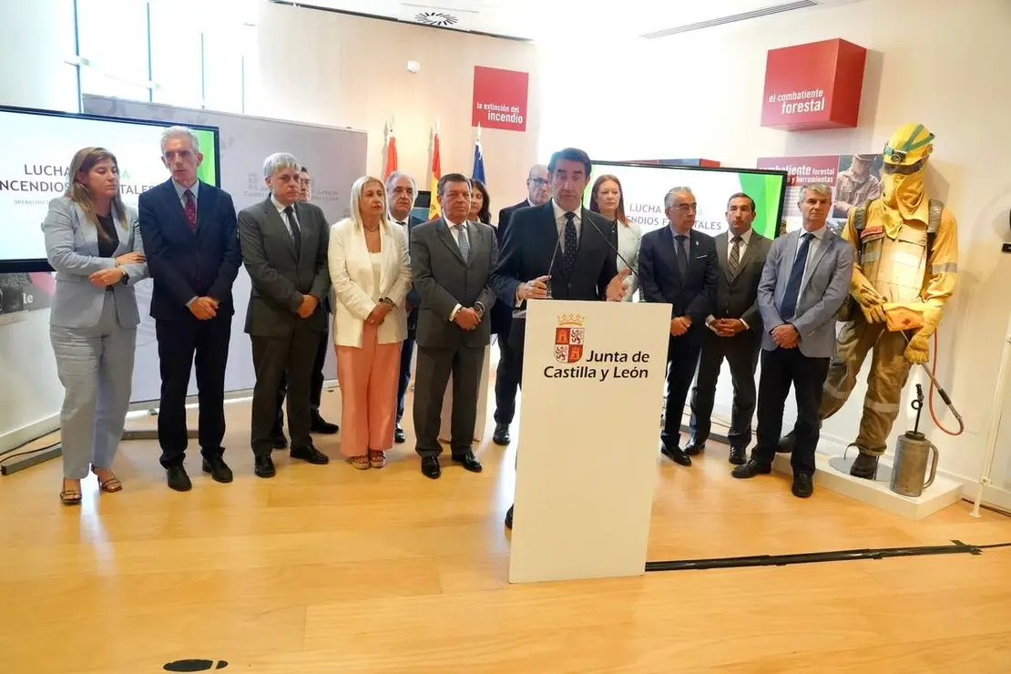 Los consejeros en funciones de la Presidencia, Luis Miguel Gonz&aacute;lez Gago, y de Medio Ambiente, Vivienda y Ordenaci&oacute;n del Territorio, Juan Carlos Su&aacute;rez-Qui&ntilde;ones, presentan la campa&ntilde;a de incendios forestales para el a&ntilde;o 2026 en la Comisi&oacute;n General de Coordinaci&oacute;n Territorial