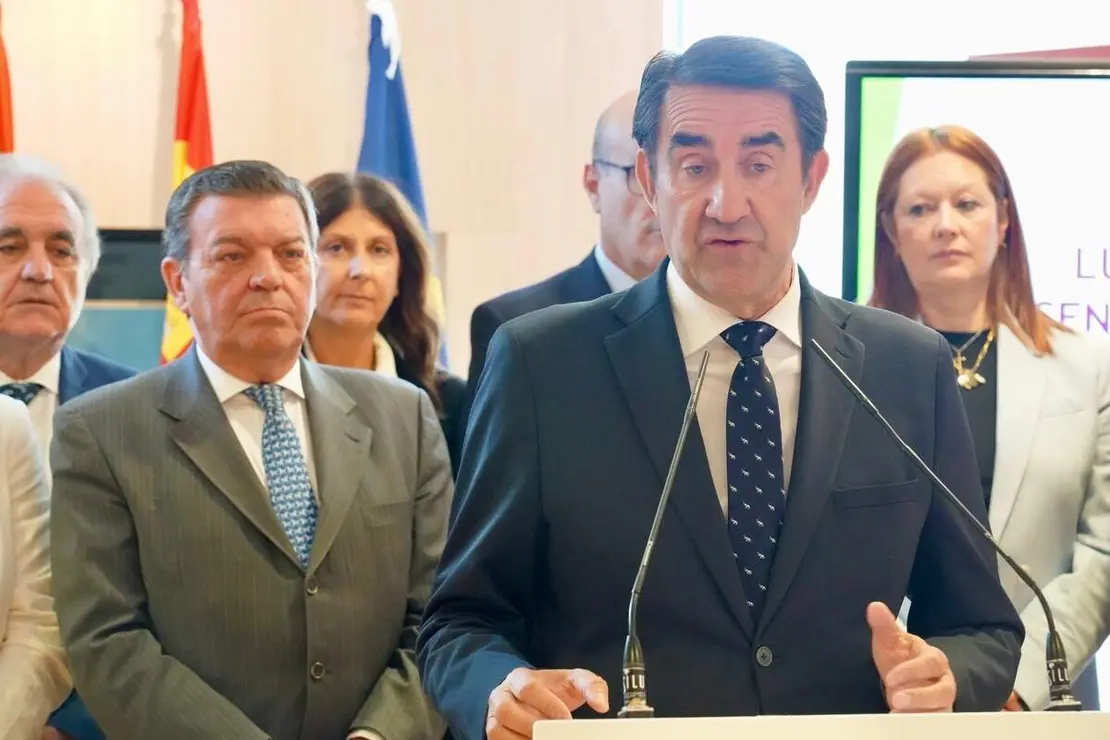 Los consejeros en funciones de la Presidencia, Luis Miguel Gonz&aacute;lez Gago, y de Medio Ambiente, Vivienda y Ordenaci&oacute;n del Territorio, Juan Carlos Su&aacute;rez-Qui&ntilde;ones, presentan la campa&ntilde;a de incendios forestales para el a&ntilde;o 2026 en la Comisi&oacute;n General de Coordinaci&oacute;n Territorial