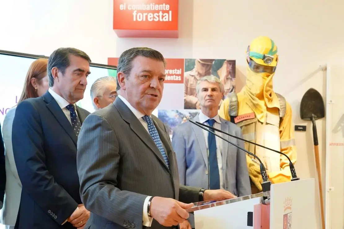 Los consejeros en funciones de la Presidencia, Luis Miguel Gonz&aacute;lez Gago, y de Medio Ambiente, Vivienda y Ordenaci&oacute;n del Territorio, Juan Carlos Su&aacute;rez-Qui&ntilde;ones, presentan la campa&ntilde;a de incendios forestales para el a&ntilde;o 2026 en la Comisi&oacute;n General de Coordinaci&oacute;n Territorial