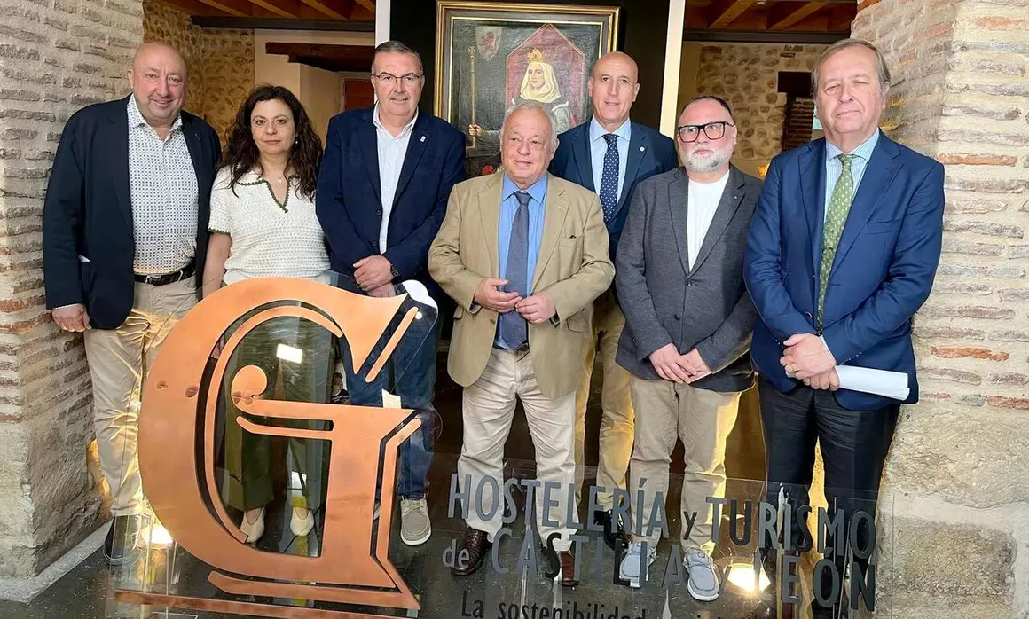 El consejero en funciones de Cultura, Turismo y Deporte, Gonzalo Santonja, participa en la presentaci&oacute;n de la II Gala de Hosteler&iacute;a de Castilla y Le&oacute;n. Fotos: Campilo