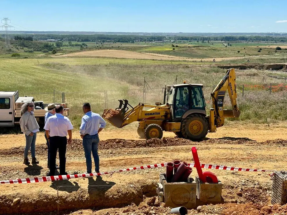 El presidente de la Diputaci&oacute;n, Gerardo &Aacute;lvarez Courel, durante la visita alas obras del Centro Arqueol&oacute;gico de la Ciudad de Lancia, junto a al diputado de Cultura, Emilio Mart&iacute;nez Mor&aacute;n, el arquitecto responsable del proyecto, Gonzalo Pardo, y el t&eacute;cnico de Patrimonio del ILC, Jes&uacute;s Celis. Foto: Diputaci&oacute;n de Le&oacute;n.