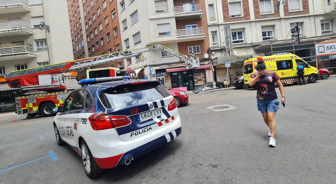 Polic&iacute;a Local, Bomberos y Emergencias Sanitarias del Sacyl intervienen tras la aparatosa ca&iacute;da de un letrero comercial en Rep&uacute;blica Argentina que deja un mujer herida. Foto: H.L.