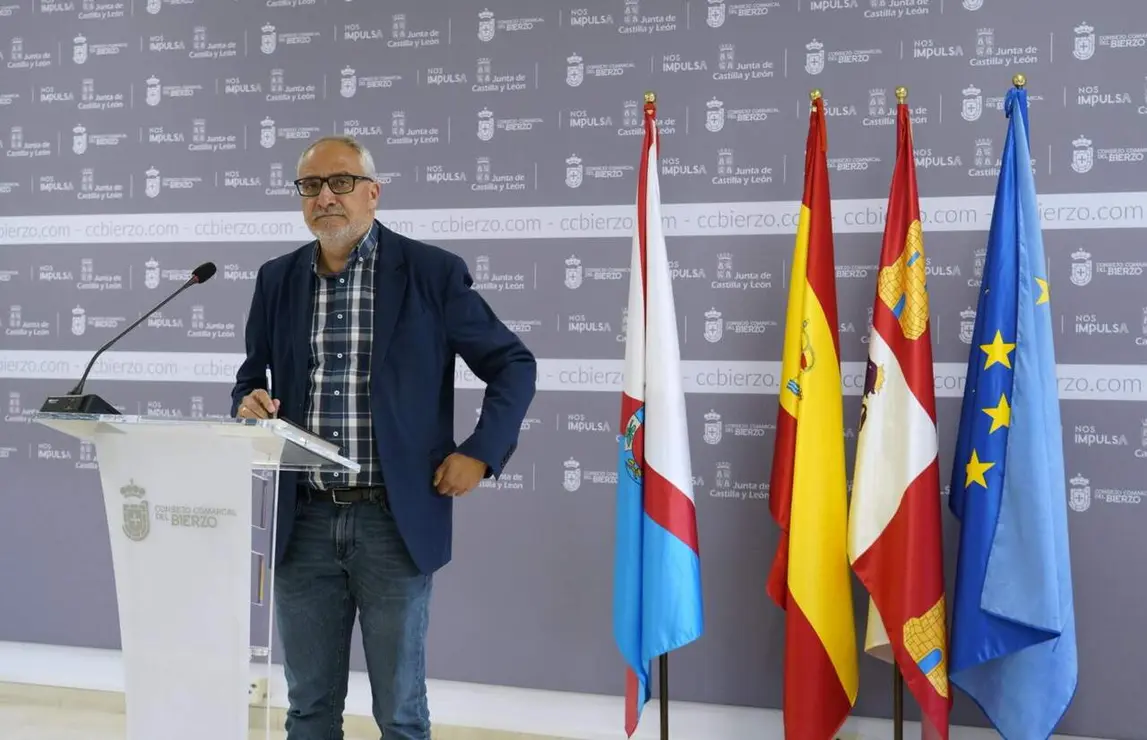El presidente del Consejo Comarcal del Bierzo, Olegario Ram&oacute;n, durante su rueda de prensa de esta ma&ntilde;ana sobre el Grado en Medicina de la Universidad de Le&oacute;n. Foto: C. S&aacute;nchez.