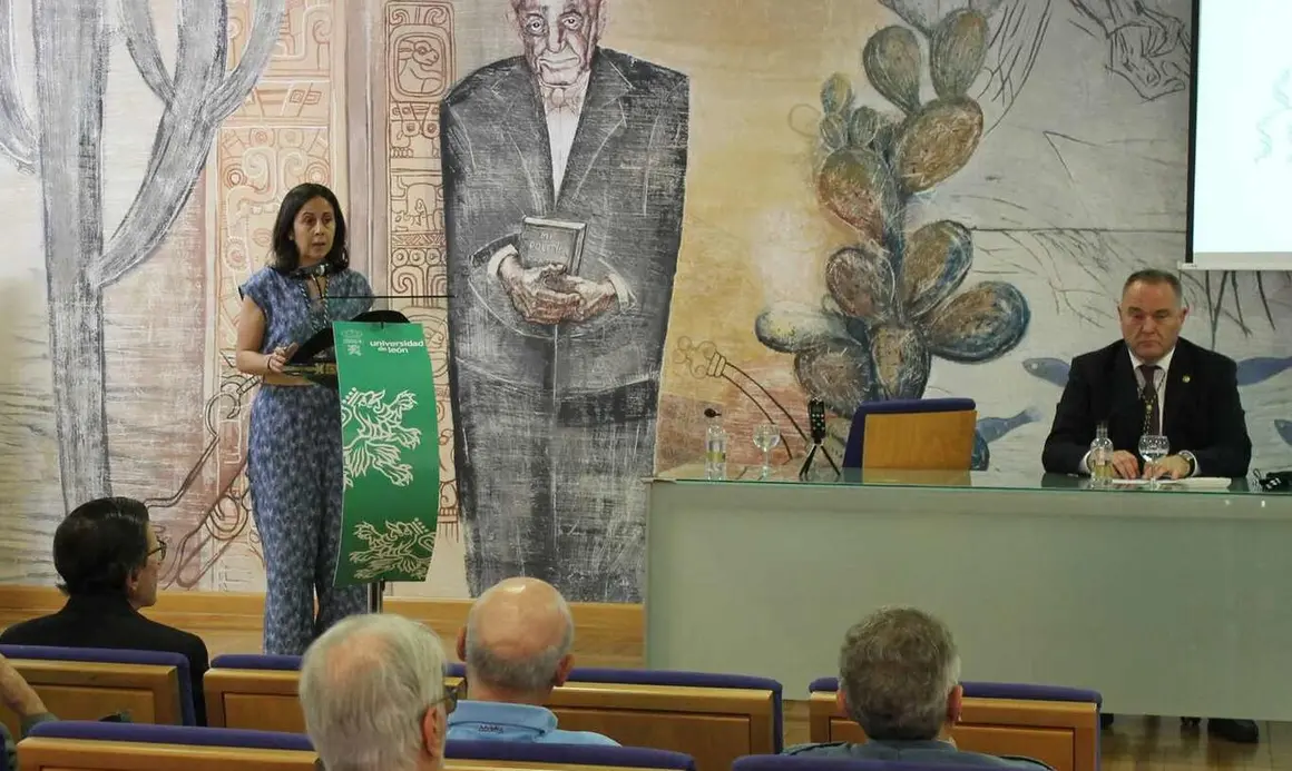 La conferencia fue pronunciada en el Paraninfo Gord&oacute;n Ord&aacute;s