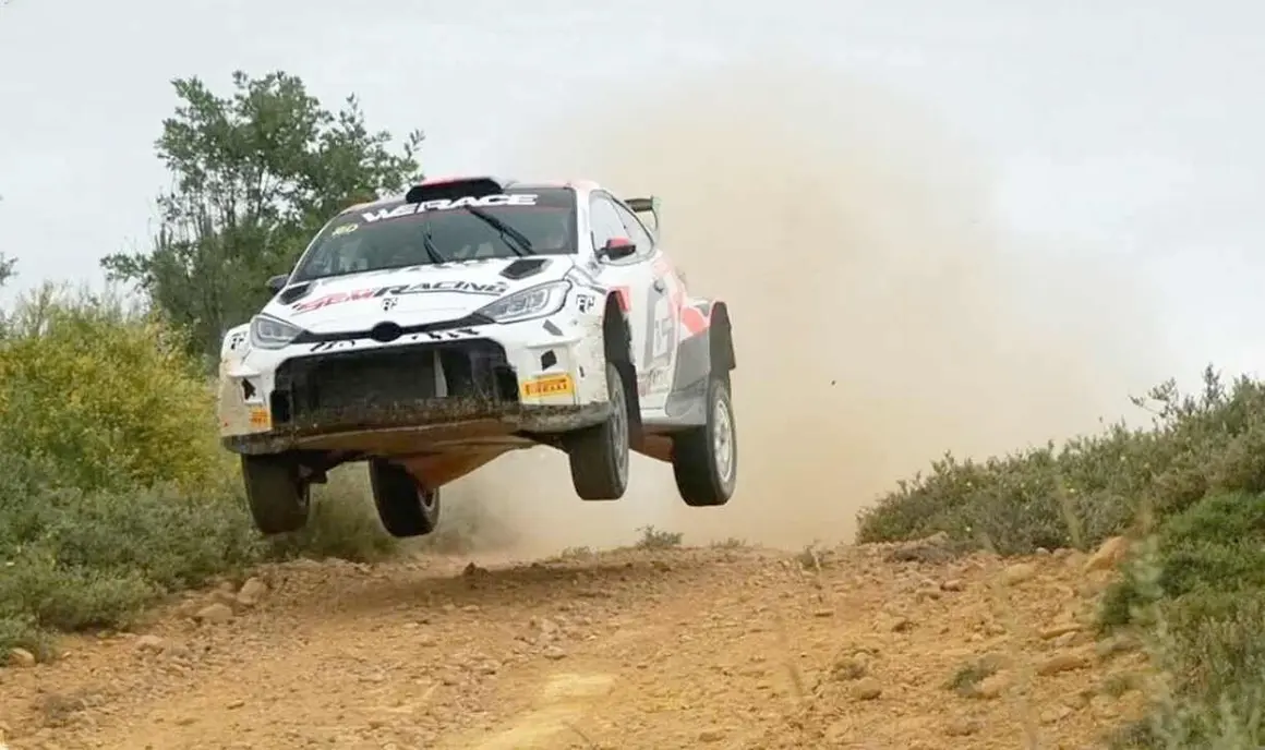 La sexta edici&oacute;n del Rallye Reino de Le&oacute;n arranca este viernes desde San Marcos tras varios d&iacute;as de preparaci&oacute;n y movilizar&aacute; a miles de aficionados durante todo el fin de semana; en las fotos, entrenamientos en Lorenzana.
