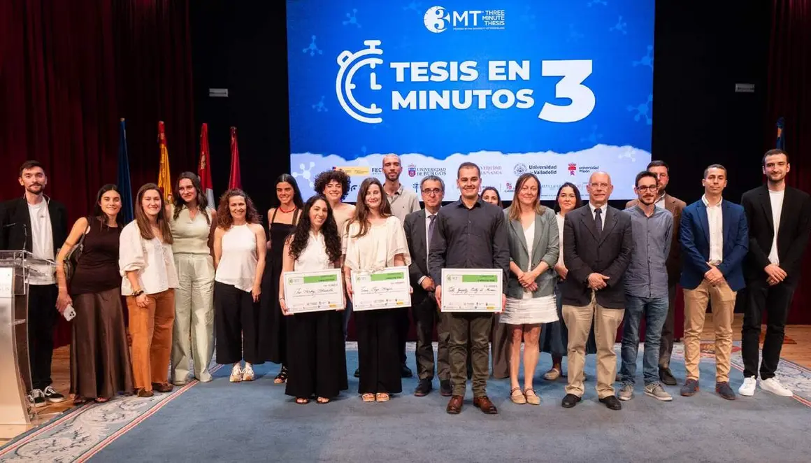 Foto de familia de jurado participantes y organizaci&oacute;n (002)