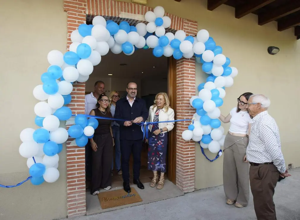 El alcalde de Ponferrada, Marco Morala, y miembros de Alzheimer Bierzo, durante la inauguraci&oacute;n del nuevo Centro Multifuncional Comunitario de AFA Bierzo en la pedan&iacute;a de Dehesas. Foto: C&eacute;sar S&aacute;nchez.