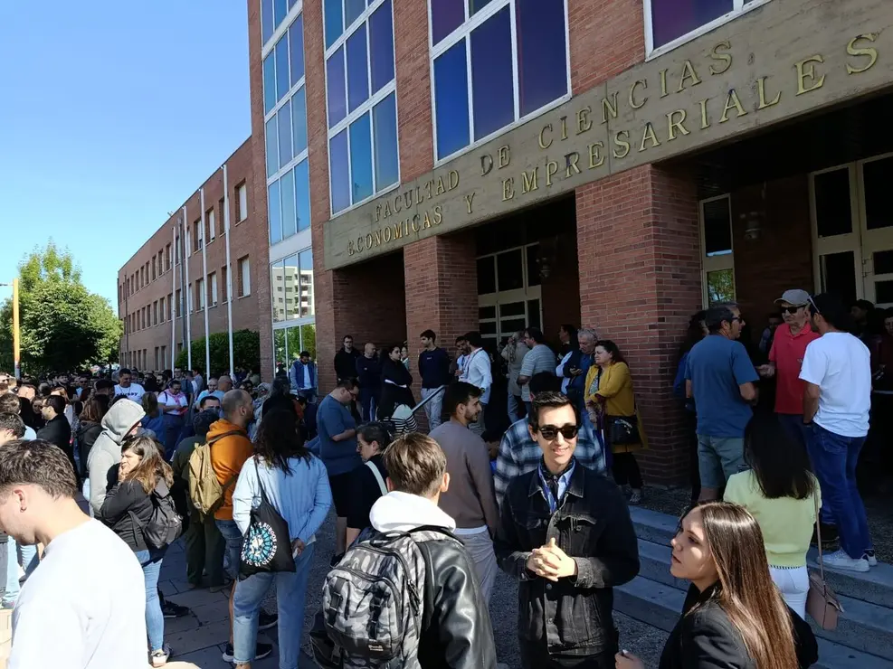 Cerca de 2.200 aspirantes se presentan hoy en Le&oacute;n a las pruebas de acceso para operador comercial de Renfe. Foto: M.A.G.