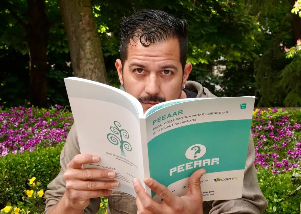 Rub&eacute;n Tabares, autor del libro &ldquo;PEEAAR, psicolog&iacute;a pr&aacute;ctica para el bienestar&rdquo;. Foto: Campillo.