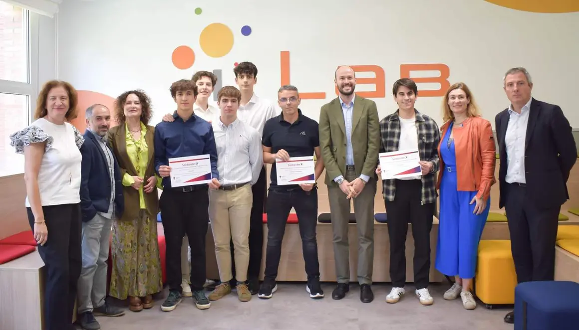 Foto de familia de participantes y jurado