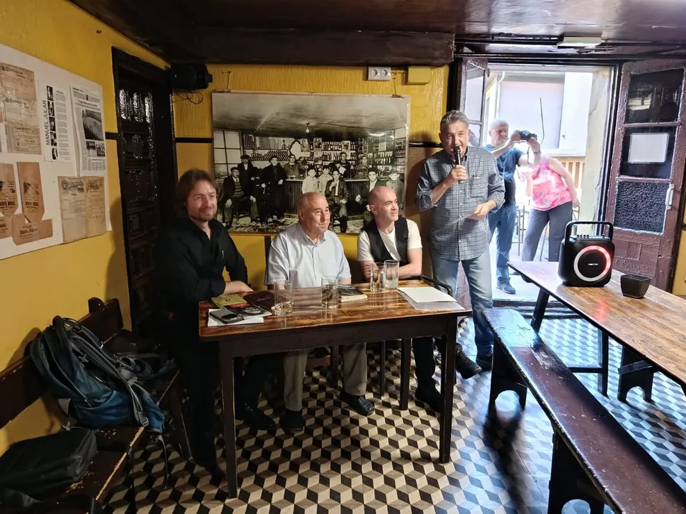 Los poetas Jos&eacute; Luis Puerto, Rafael Saravia y Miguel Velayos fueron los protagonistas, junto al periodista &Oacute;scar Campillo de la velada 'Defensa de las s&iacute;labas' que reivindic&oacute; la creaci&oacute;n art&iacute;stica desde la taberna m&aacute;s antigua de la ciudad. Foto: M.A. Garc&iacute;a.