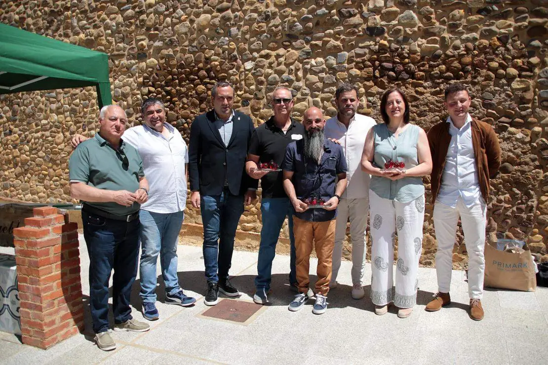 En el marco del Frestival de la Fresa 2026, el alcalde de Almanza (Le&oacute;n), Javier Santiago V&eacute;lez entrega las Fresas de Oro 2026. Foto: Peio Garc&iacute;a.